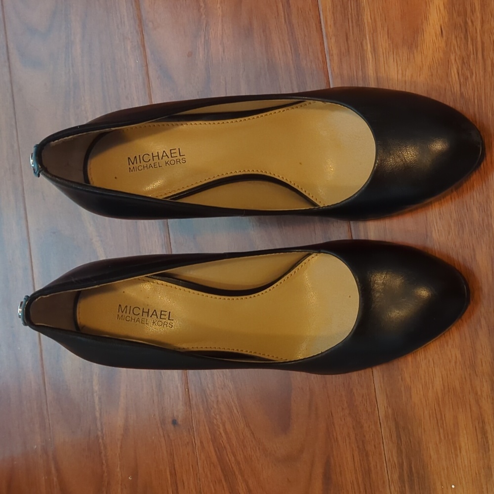 Michael kors size 5/35 round toe black pumps
